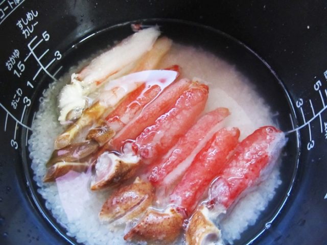ズワイガニ足むき身でつくった蟹の炊き込みご飯の写真